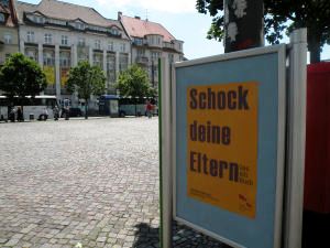 Hier noch ein Aufsteller auf dem Hallmarkt. Im Hintergrund ist die Zentralbibliothek zu sehen.